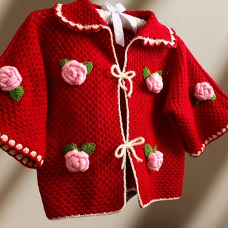 3D Gül Detaylı Kırmızı Hırka, Ekru Crop & Mini Etek Takımı – 60’lar Romantizmi