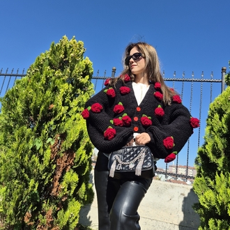 Oversize Siyah El Örgüsü Kadın Hırka – 3D Kırmızı Güllü, Romantik & El Yapımı Tasarım