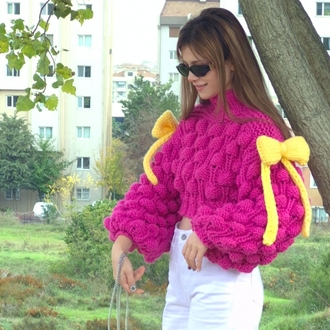 Pembe Fuşya Ahududu Model Crop Kazak – Omuzları Kurdeleli, Kalın Dokulu El Yapımı Sweater