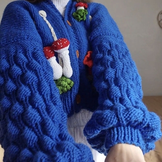 Mavi El Örgüsü Kadın Hırka Kabarık Ahududu Kollu, Oversize, Amigurumi Mantar & Yosun Aplikeli