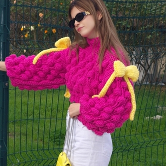 Pembe Fuşya Ahududu Model Crop Kazak – Omuzları Kurdeleli, Kalın Dokulu El Yapımı Sweater