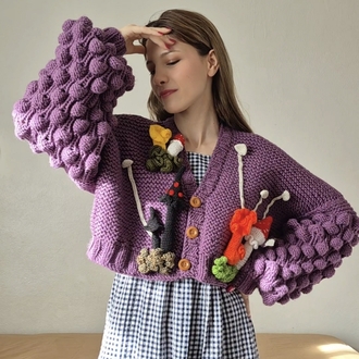 Mor Kalın El Örgüsü Kadın Hırka – Ahududu Kollu, Amigurumi Mantar & Yeşillik Aplikeli