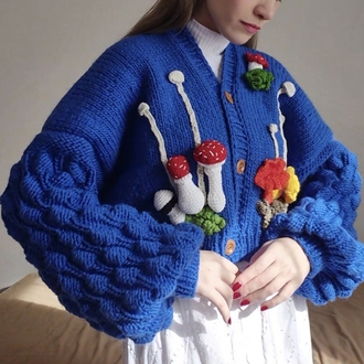Mavi El Örgüsü Kadın Hırka Kabarık Ahududu Kollu, Oversize, Amigurumi Mantar & Yosun Aplikeli