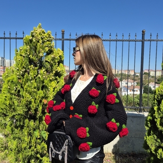 Oversize Siyah El Örgüsü Kadın Hırka – 3D Kırmızı Güllü, Romantik & El Yapımı Tasarım