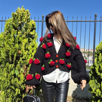Oversize Siyah El Örgüsü Kadın Hırka – 3D Kırmızı Güllü, Romantik & El Yapımı Tasarım