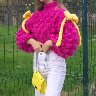 Pembe Fuşya Ahududu Model Crop Kazak – Omuzları Kurdeleli, Kalın Dokulu El Yapımı Sweater