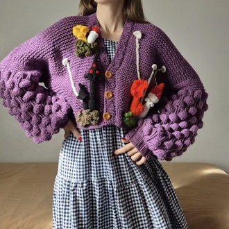 Mor Kalın El Örgüsü Kadın Hırka – Ahududu Kollu, Amigurumi Mantar & Yeşillik Aplikeli