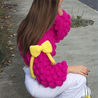 Pembe Fuşya Ahududu Model Crop Kazak – Omuzları Kurdeleli, Kalın Dokulu El Yapımı Sweater