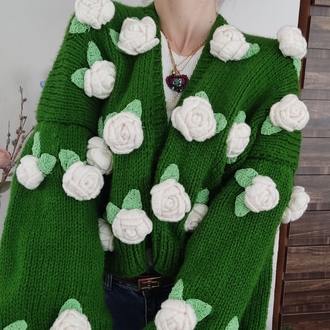 Yeşil El Örgüsü Hırka 3D Beyaz Güllü Romantik Detaylı, Yumuşak ve Standart Boy Kadın Kazak