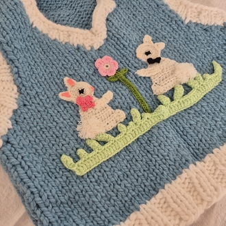 El Örgüsü Mavi Crop Kadın Yelek, Tatlı Tavşan Aplikeli, Yumuşak & El Yapımı