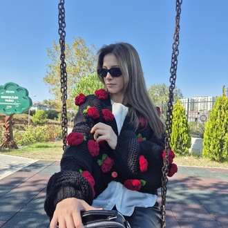 Oversize Siyah El Örgüsü Kadın Hırka – 3D Kırmızı Güllü, Romantik & El Yapımı Tasarım