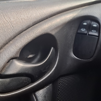 Ford Focus MK1 sürücü kapı kolu ve cam butonu çerçevesi 98ab-a22621-f