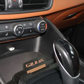 Alfa Romeo Giulia Ön konsol telefon tutacağı