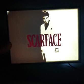 Scarface Poster Led Lightbox – Efsanevi Film Sahnesi Artık Senin Odanda