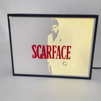 Scarface Poster Led Lightbox – Efsanevi Film Sahnesi Artık Senin Odanda