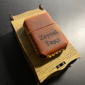 Taba Renk Hakiki Deri Kılıflı Zippo Çakmak - (Kişiye Özel İsimli)