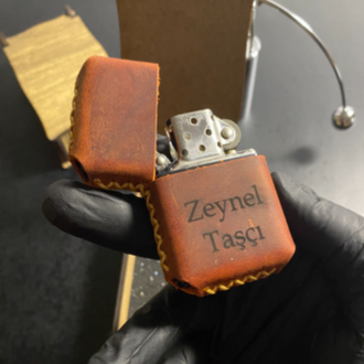 Taba Renk Hakiki Deri Kılıflı Zippo Çakmak - (Kişiye Özel İsimli)