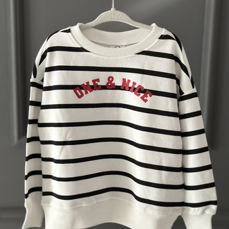 Siyah beyaz çizgili sweatshirt
