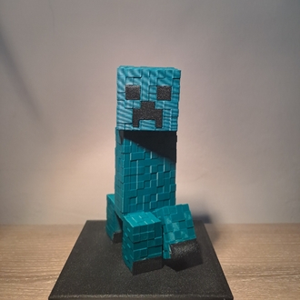 Hareketli Creeper figürü
