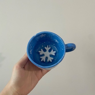 El yapımı kar tanesi figürlü seramik kupa 