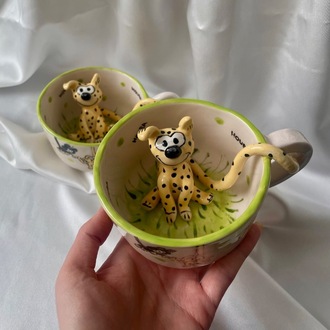 El yapımı marsupilami figürlü seramik kupa