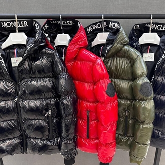 Moncler Montreuil Serisi Parlak Şişme Mont - Kapüşonlu ve Yazı Detaylı Erkek Mont