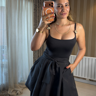 Siyah tokalı bodysuit