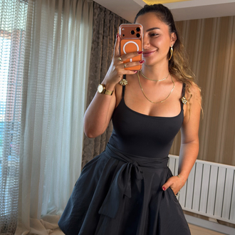 Siyah tokalı bodysuit
