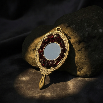Ayna çerçeveli,garnet taşlı Ayna kolye