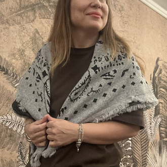 Kare gri şal