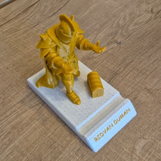 3D Baskı İsme Özel Gümüş Renk Kalem & Telefon Tutan Şövalye