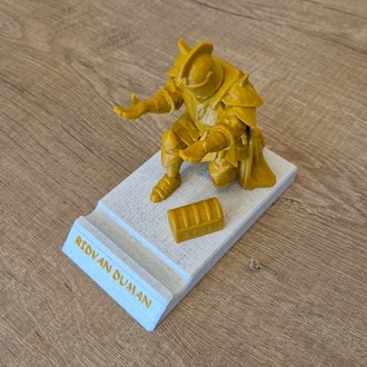 3D Baskı İsme Özel Gümüş Renk Kalem & Telefon Tutan Şövalye