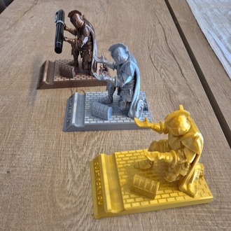 3D Baskı İsme Özel Gümüş Renk Kalem & Telefon Tutan Şövalye