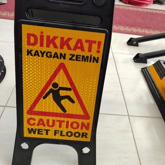 DİKKAT! Kaygan Zemin Uyarı Tabelası