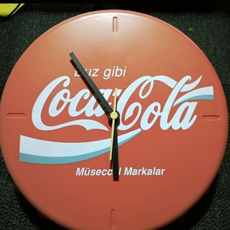 ORİJİNAL DÖNEM ÜRÜNÜ COCA COLA KAPAK FORMUNDA DUVAR SAATİ..