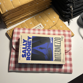 Kapitoneli Kitap Kılıfı