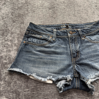 Düşük Bel Yırtık Detaylı Kadın Denim Şort