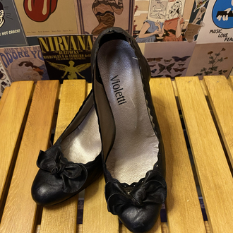 Violetti Fiyonk Detaylı Siyah Vintage Topuklu Ayakkabı