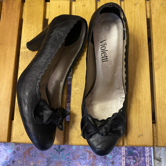 Violetti Fiyonk Detaylı Siyah Vintage Topuklu Ayakkabı