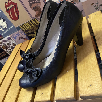 Violetti Fiyonk Detaylı Siyah Vintage Topuklu Ayakkabı