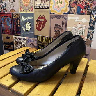 Violetti Fiyonk Detaylı Siyah Vintage Topuklu Ayakkabı