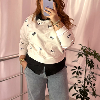 Fiyonk desenli beyaz sweat
