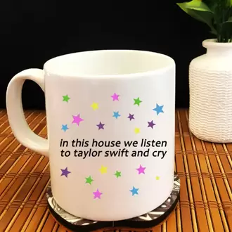 in this house we listen to taylor swift and cry - Beyaz Kupa