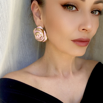 Pembe gül küpe
