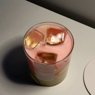 Ice strawberry matcha mum