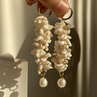 Beige Seashell Pearl Earrings