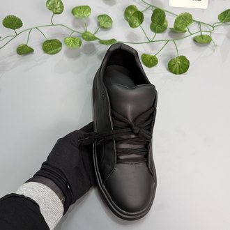 Siyah deri sneakers