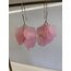 Pembe yapraklı sallantılı küpe