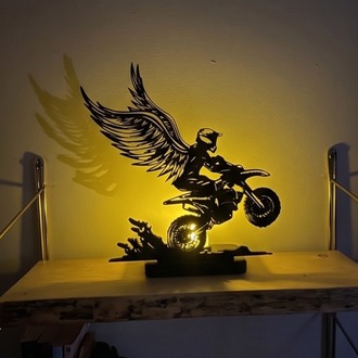 Asfaltın Melekleri: Kanatlı Motosikletçi Figürlü Dekoratif Aydınlatma
