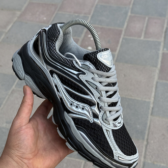 SAUCONY